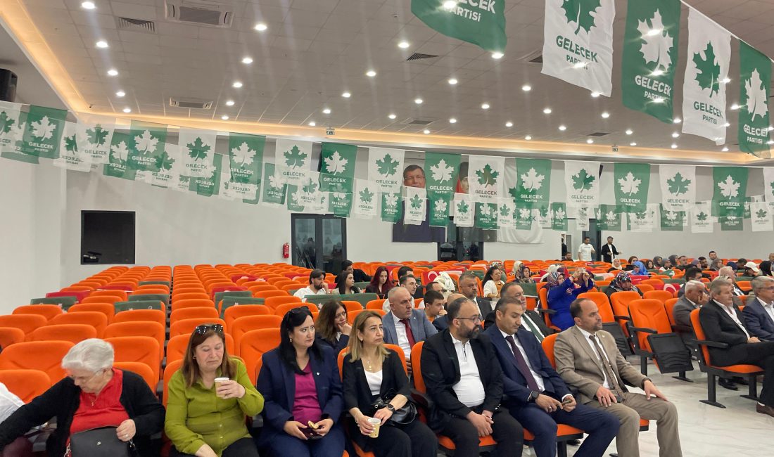 Gelecek Partisi’nin Kocaeli kongresinde beklenen kalabalık oluşmadı. Ahmet Davutoğlu’nun katılmadığı