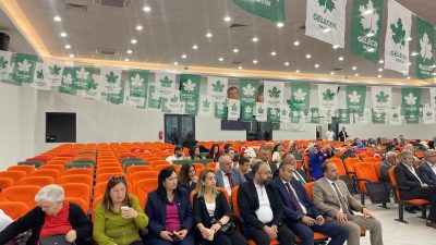 Gelecek Partisi’nin Kocaeli kongresinde beklenen kalabalık oluşmadı. Ahmet Davutoğlu’nun katılmadığı