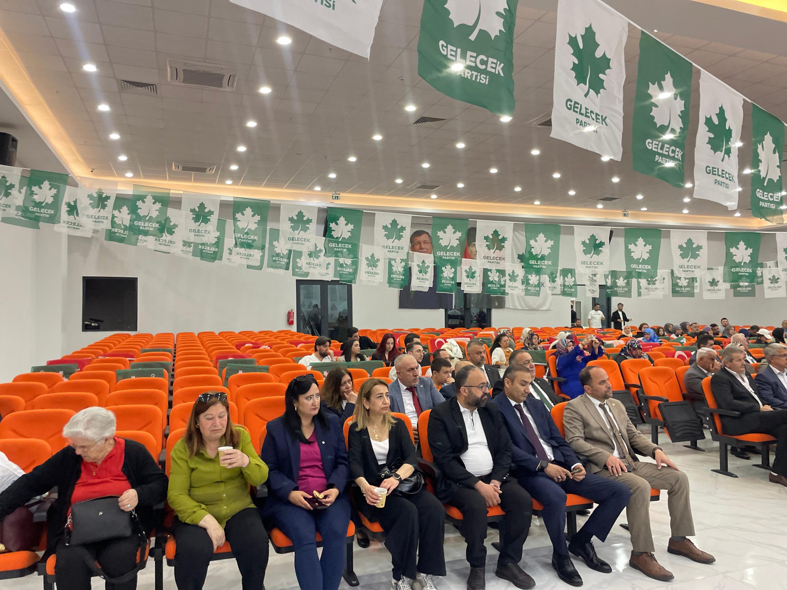 Gelecek Partisi’nin Kocaeli kongresinde beklenen kalabalık oluşmadı. Ahmet Davutoğlu’nun katılmadığı