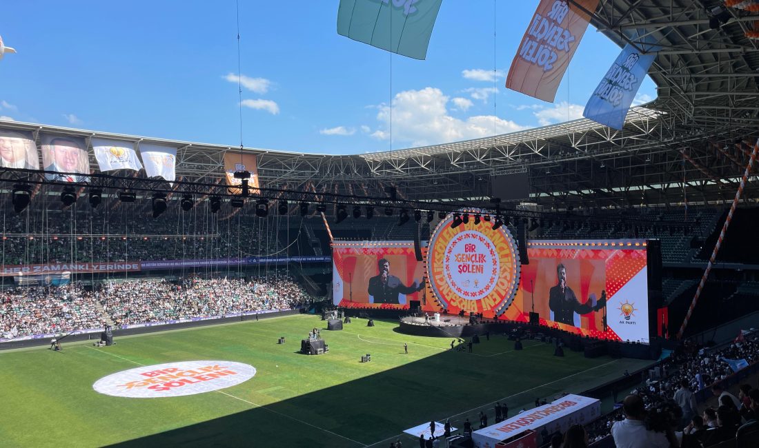 Cumhurbaşkanı Erdoğan’ın Kocaeli programı öncesi Kocaeli Stadı’nda gece hazırlıkları tamamlandı.