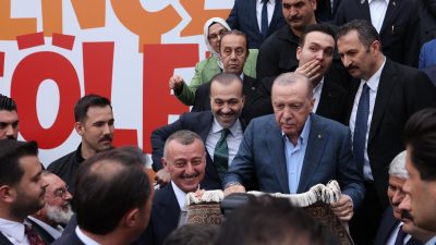Kocaeli Büyükşehir Belediye Başkanı Tahir Büyükakın, yapımı hızla devam eden