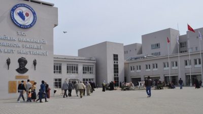Kocaeli'nin Darıca ilçesinde yüksek ateş şikayetiyle çocuğunu hastaneye getiren bir