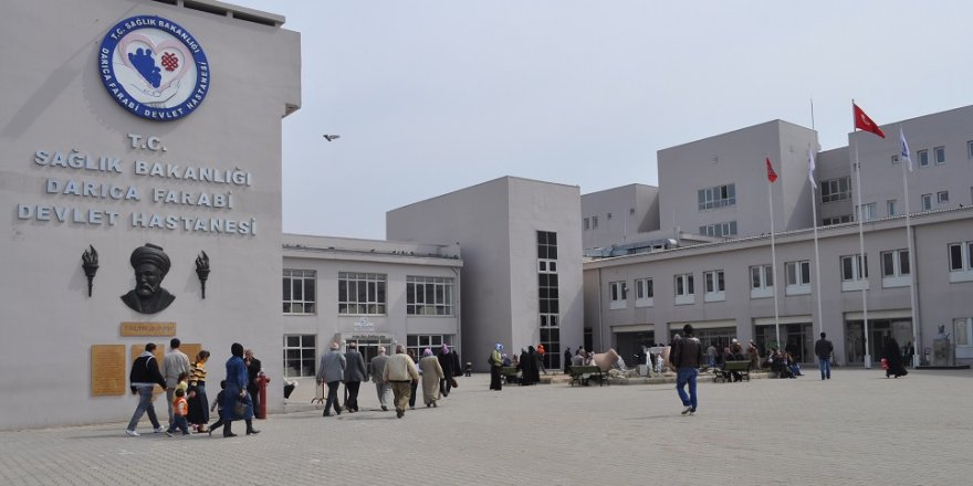 Kocaeli'nin Darıca ilçesinde yüksek ateş şikayetiyle çocuğunu hastaneye getiren bir