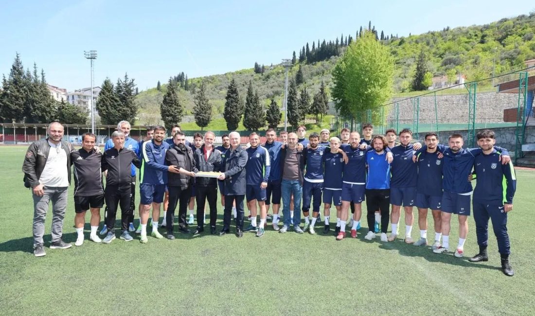 Kocaeli’nin Karamürsel ilçesinde kritik mücadele öncesi Karamürselspor’a moral ziyareti gerçekleştiren