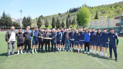 Kocaeli’nin Karamürsel ilçesinde kritik mücadele öncesi Karamürselspor’a moral ziyareti gerçekleştiren