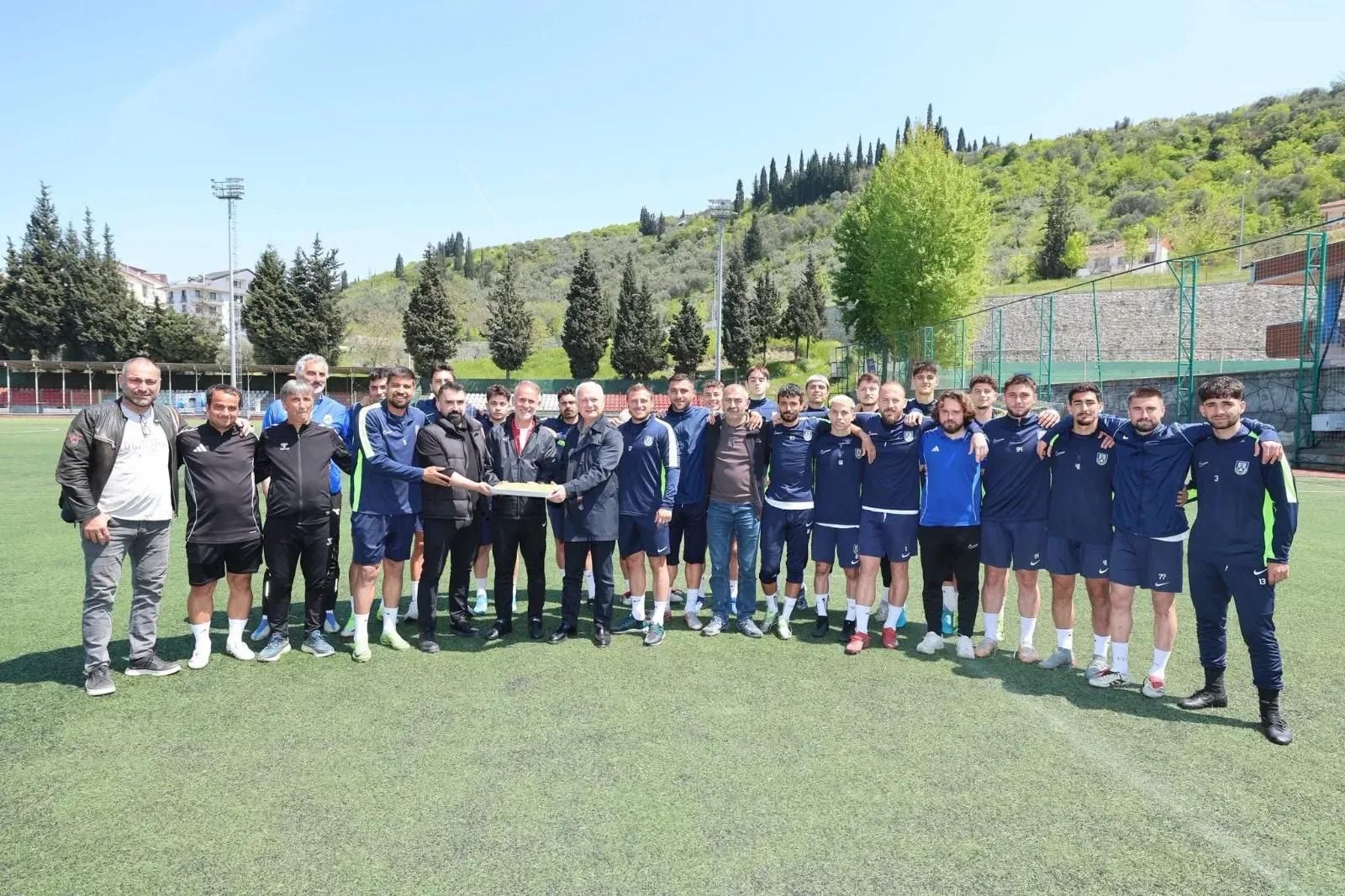 Kocaeli’nin Karamürsel ilçesinde kritik mücadele öncesi Karamürselspor’a moral ziyareti gerçekleştiren