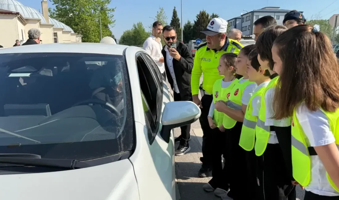 Kocaeli’de Karayolu Trafik Haftası kapsamında düzenlenen etkinlikte öğrenciler trafik kurallarını
