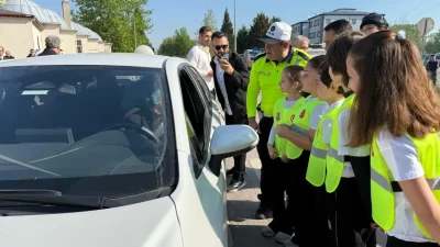 Kocaeli’de Karayolu Trafik Haftası kapsamında düzenlenen etkinlikte öğrenciler trafik kurallarını