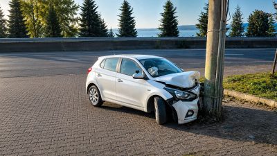 Kocaeli Karamürsel’de  kontrolden çıkan otomobil beton elektrik direğine çarptı. 1’i