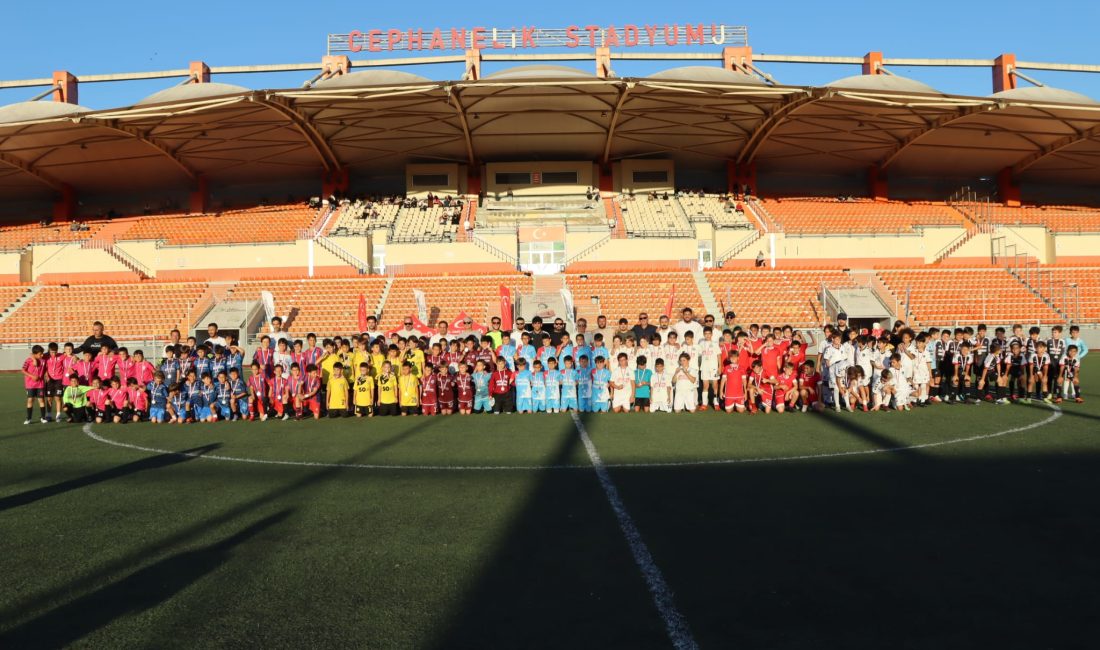 İzmit’in düşman işgalinden kurtuluşunun 105. yılı etkinlikleri kapsamında düzenlenen Futbol