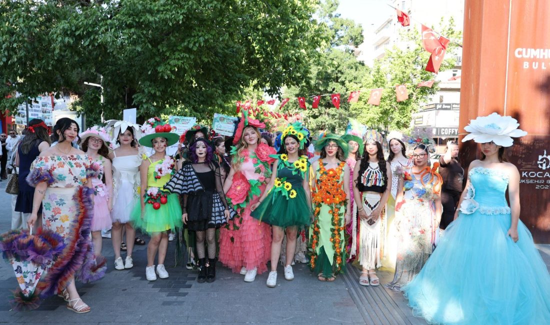 İzmit'te bu yıl üçüncüsü düzenlenen Kapanca Sokak Festivali, renkli kortej