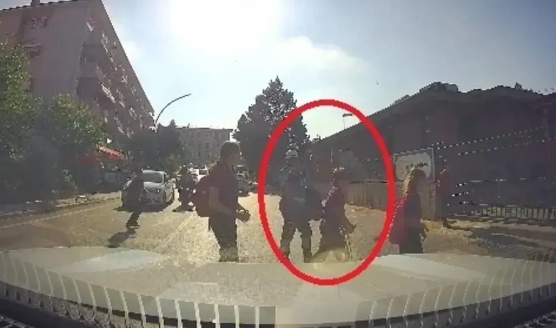 Kocaeli'de görev yapan zabıta personelinin, koltuk değneğiyle yürümekte zorlanan bir