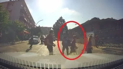 Kocaeli'de görev yapan zabıta personelinin, koltuk değneğiyle yürümekte zorlanan bir