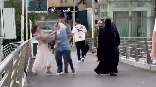 Kocaeli’nin İzmit ilçesindeki Halkevi Köprüsü’nde iki kadın arasında çıkan tartışma