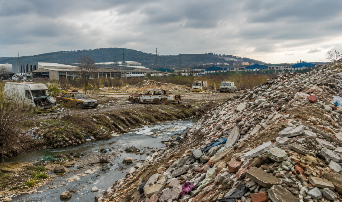 Kartepe Köseköy Sanayi Sitesi çevresinde biriken molozlar ve terk edilmiş