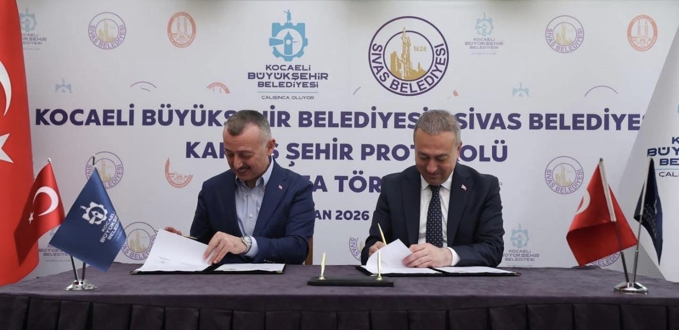 Kocaeli Büyükşehir Belediyesi ile Sivas Belediyesi arasında kardeş şehir protokolü imzalandı. Başkanlar Tahir Büyükakın ve Adem Uzun’un imza altına aldığı anlaşmanın, iki şehir arasındaki sosyal, kültürel ve ekonomik iş birliğini güçlendirmesi hedefleniyor.
