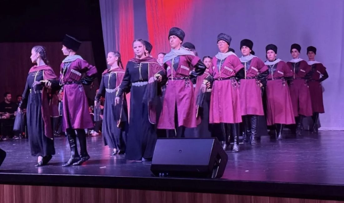 Kocaeli Kafkas Kültür Derneği tarafından düzenlenen yıl sonu gösterisinde farklı