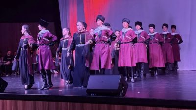 Kocaeli Kafkas Kültür Derneği tarafından düzenlenen yıl sonu gösterisinde farklı