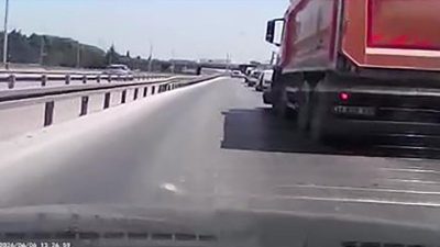 Başiskele’de D-100 Karayolu üzerinde meydana gelen kazada kamyonla çarpışan otomobil,