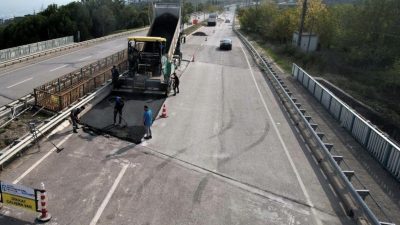 Kocaeli Büyükşehir Belediyesi, kent genelinde bozuk ve yıpranmış yolları yenilemek