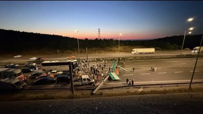 Kuzey Marmara Otoyolu’nda seyir halindeki hafriyat kamyonunun damperinin yön tabelasına