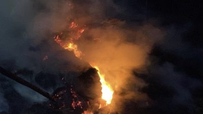 Kocaeli’nin İzmit ilçesinde saman balyalarının bulunduğu serada çıkan yangın, bitişikteki