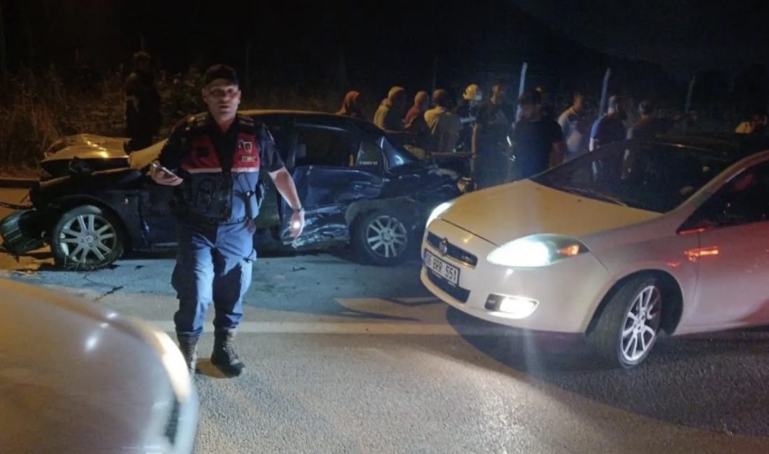 Başiskele’de direğe çarpan otomobile arkadan gelen başka bir aracın çarpması