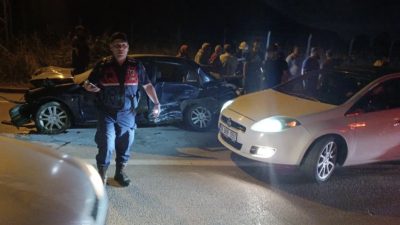 Başiskele’de direğe çarpan otomobile arkadan gelen başka bir aracın çarpması