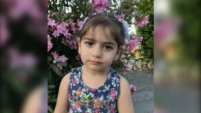 Kocaeli’nin Körfez ilçesinde evde oyun oynarken sinekliğe yaslanıp dengesini kaybeden