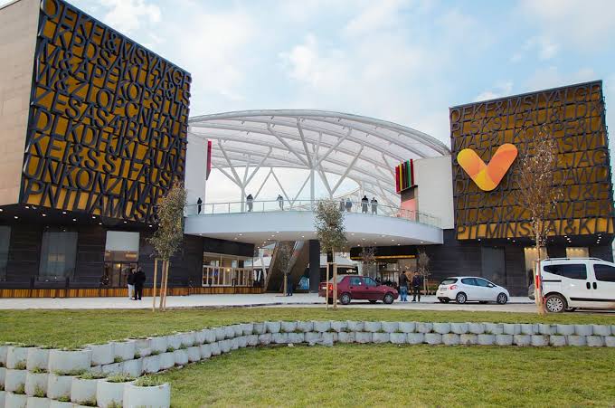 İzmit’te bir alışveriş merkezindeki giyim mağazasında deneme kabininde kıyafet deneyen