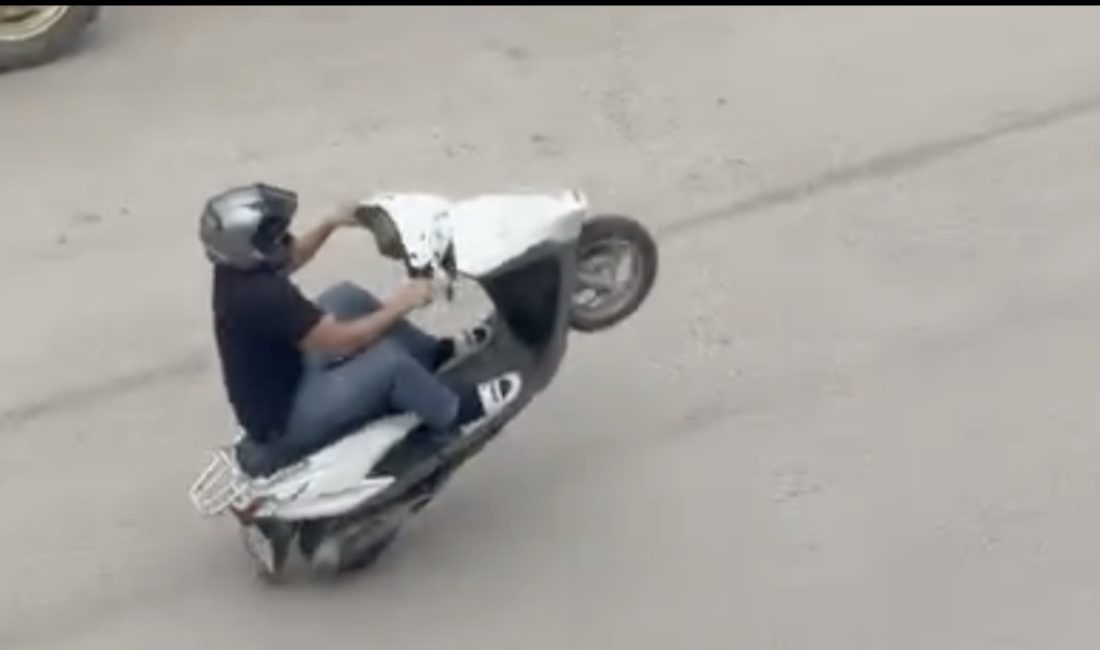 Kocaeli’nin Gölcük ilçesinde motosiklet sürücüsünün trafikte sergilediği tehlikeli hareketler vatandaşların