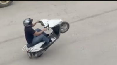 Kocaeli’nin Gölcük ilçesinde motosiklet sürücüsünün trafikte sergilediği tehlikeli hareketler vatandaşların