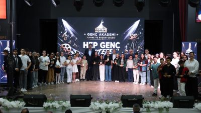 Kartepe Belediyesi Genç Akademi öğrencilerinin hazırladığı “Sahne ve Başarı Gecesi”,