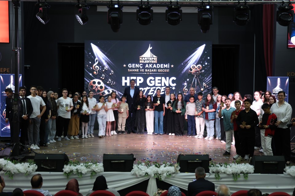 Kartepe Belediyesi Genç Akademi öğrencilerinin hazırladığı “Sahne ve Başarı Gecesi”,