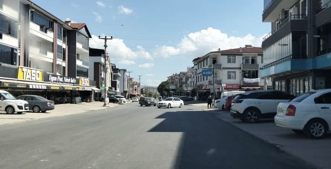 Gölcük İhsaniye Mahallesi’nde asfaltlama çalışmaları tamamlanırken, cadde üzerinde yağmur suyu