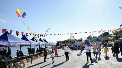 Derince Belediyesi’nin Babalar Günü’ne özel düzenlediği uçurtma şenliğinde, Harikalar Sahili