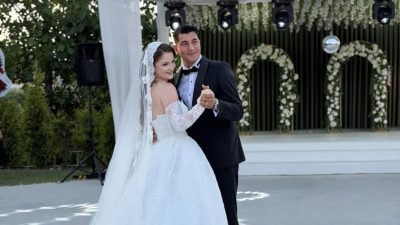 Kartepe’nin tanınmış ailelerinden Güral ve Sağırkaya aileleri, düzenlenen görkemli düğün
