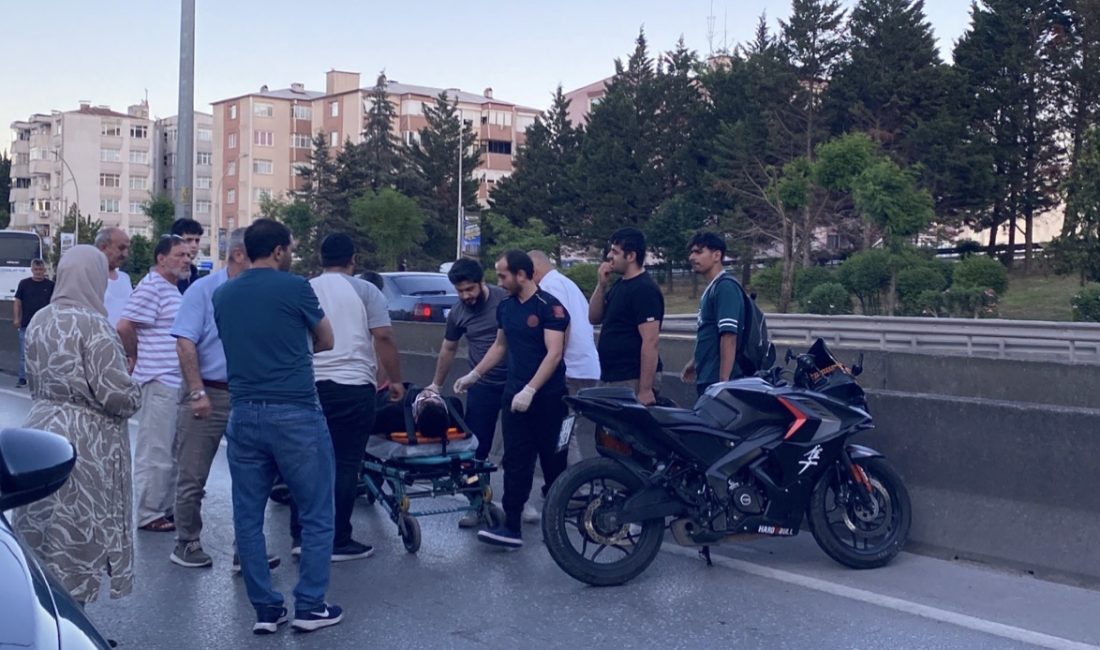 İzmit’te D-100 Karayolu’nda otomobile arkadan çarpan motosiklet sürücüsü ağır yaralandı.