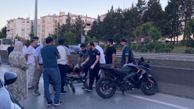 İzmit’te D-100 Karayolu’nda otomobile arkadan çarpan motosiklet sürücüsü ağır yaralandı.