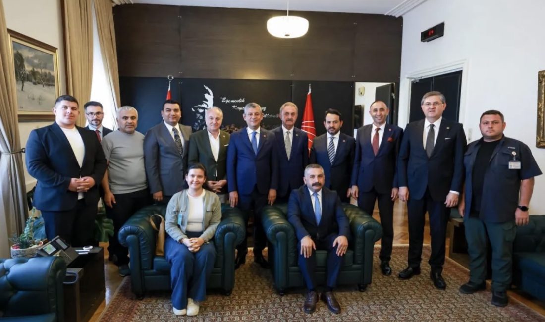 CHP Kocaeli İl Başkanı Erdem Arcan, milletvekilleri ve ilçe başkanlarıyla