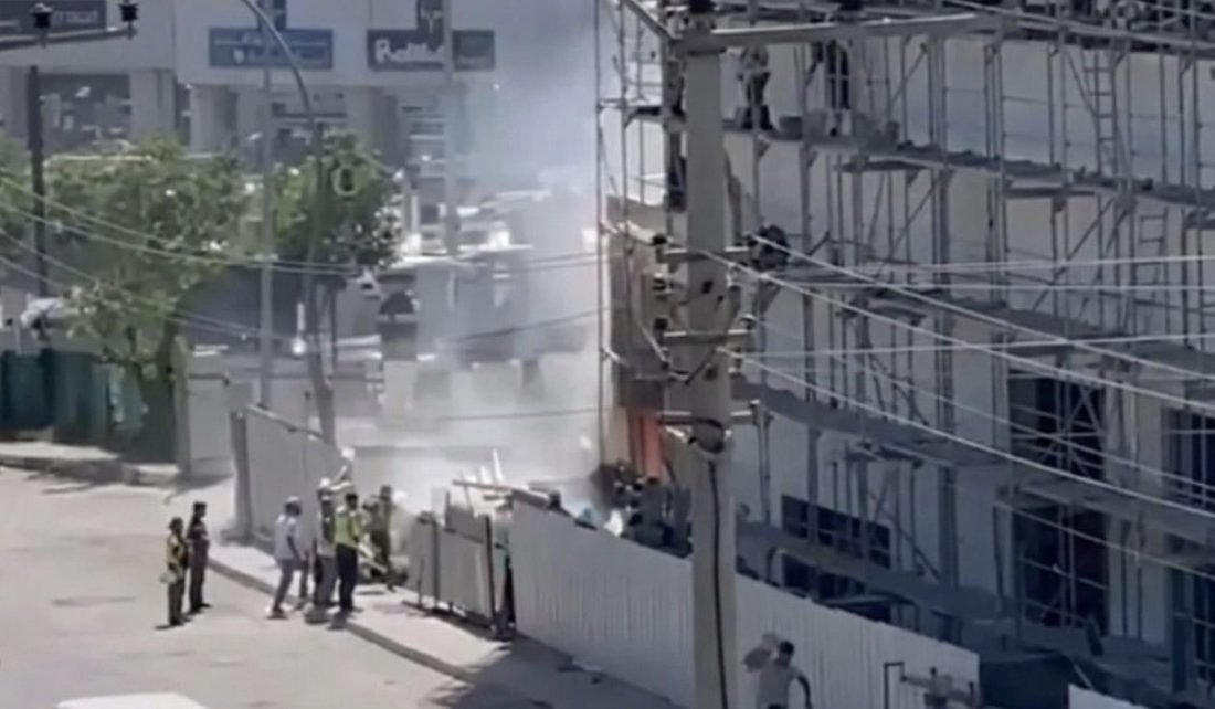 Dilovası’nda bir inşaatta çıkan yangın paniğe neden oldu. Üst katlarda
