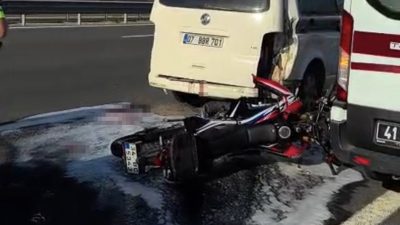 Kocaeli’nin İzmit ilçesinde Kuzey Marmara Otoyolu’nda panelvana arkadan çarpan motosiklet