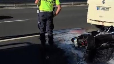 Kocaeli’nin İzmit ilçesinde Kuzey Marmara Otoyolu’nda panelvana arkadan çarpan motosiklet