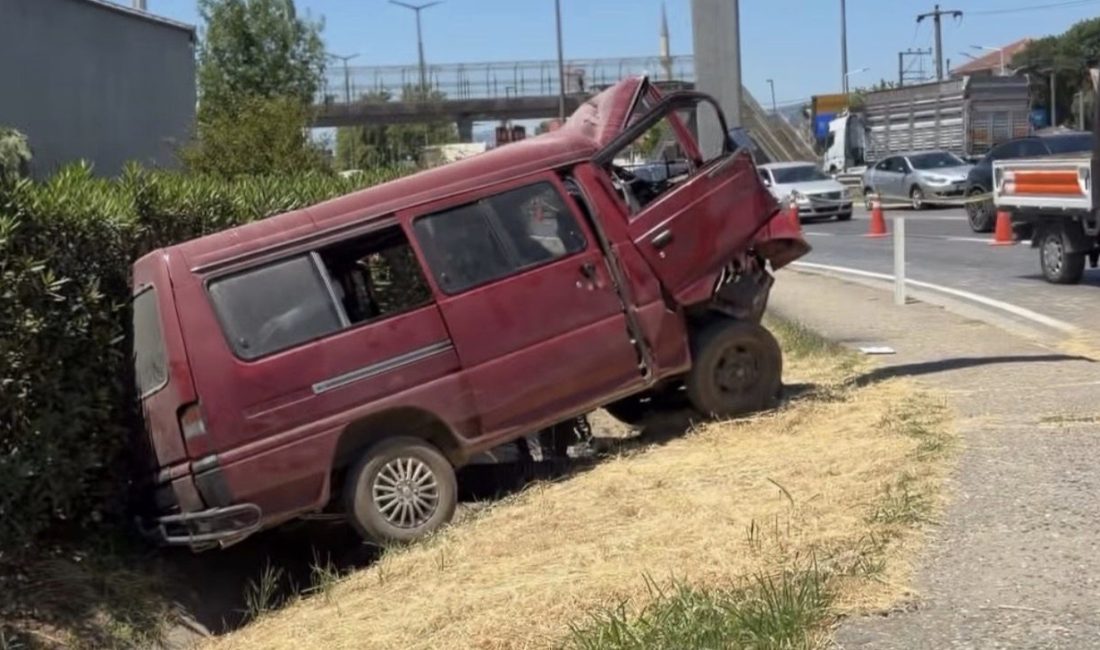 Kocaeli’nin Kartepe ilçesinde kontrolden çıkan minibüsün yönlendirme tabelasının direğine çarpması