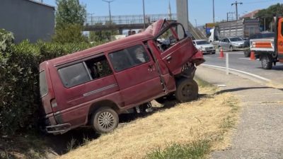 Kocaeli’nin Kartepe ilçesinde kontrolden çıkan minibüsün yönlendirme tabelasının direğine çarpması