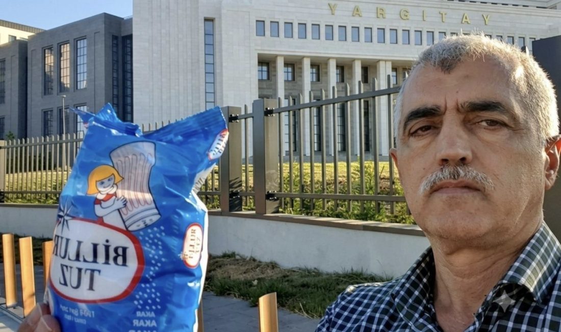 DEM Parti Kocaeli Milletvekili Ömer Faruk Gergerlioğlu, Yargıtay binası önünde