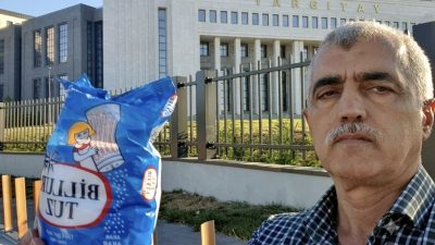 DEM Parti Kocaeli Milletvekili Ömer Faruk Gergerlioğlu, Yargıtay binası önünde