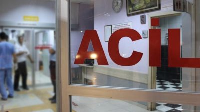 S Kocaeli’nin Körfez ilçesinde annesiyle birlikte yolun karşısına geçmeye çalıştığı