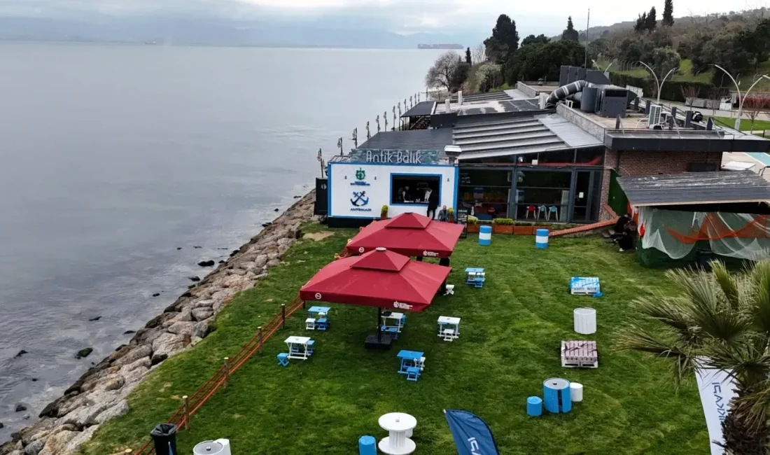 İzmit sahilinde hizmet veren Antik Balık restoranı ve sahil otoparkındaki