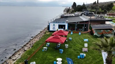 İzmit sahilinde hizmet veren Antik Balık restoranı ve sahil otoparkındaki
